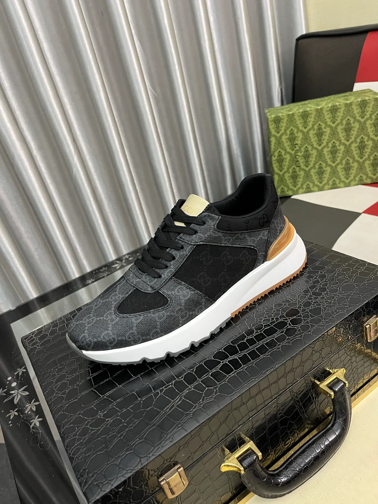 Men's shoes 💰438⌚️⌚️Gucci •Gucci original quality.~ Unique modern style sneakers. 🏃A must-have casual shoe for trendy men😍😍 Original brand imported from Italy, imported original leather, sheep lining (refuses to discolor and grind feet) Sole: Original sole provided by the original factory, French lazy style design ⚠️Fit to the feet, original quality, super comfortable original sole. Just like shooting the real thing 🎬The real thing is better, code number: 38-443️⃣colors available